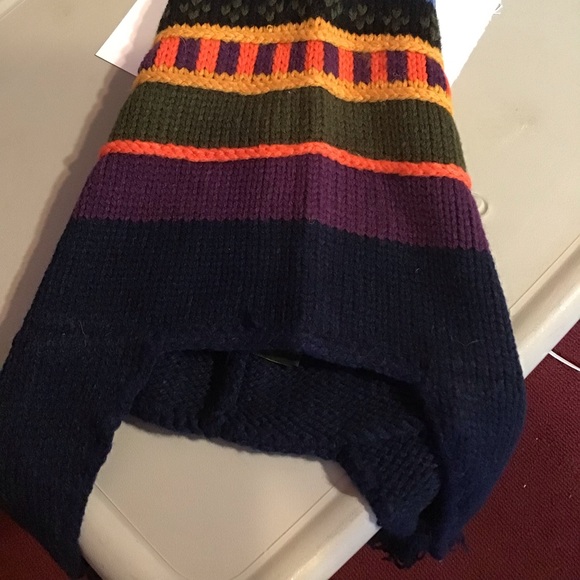 Stocking hat with ear coverings, has tassels too - Picture 3 of 8